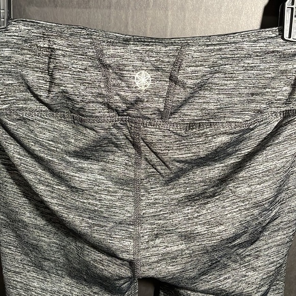 GAIAM gray & black Capri length yoga leggings in women’s size XS - Picture 4 of 7